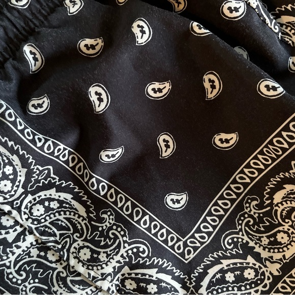 Bandana Shorts🪨 Size (M) - Picture 2 of 2